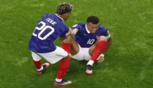 FOTOGRAFÍA. ARLINGTON (ESTADO DE TEXAS) ESTADOS UNIDOS DE AMÉRICA, EEUU, 14 DE JULIO DE 2026. Nadie funcionó del todo en Francia ante España. El jugador francés Desire Doue (i)ayuda a su compatriota Kylian Mbappe en el partido de semifinales del Mundial de la FIFA 2026 entre Francia y España en el estadio AT&T en Arlington (Estado de Texas) Estados Unidos de América EEUU. Efe