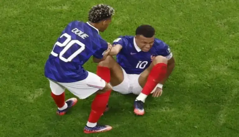 FOTOGRAFÍA. ARLINGTON (ESTADO DE TEXAS) ESTADOS UNIDOS DE AMÉRICA, EEUU, 14 DE JULIO DE 2026. Nadie funcionó del todo en Francia ante España. El jugador francés Desire Doue (i)ayuda a su compatriota Kylian Mbappe en el partido de semifinales del Mundial de la FIFA 2026 entre Francia y España en el estadio AT&T en Arlington (Estado de Texas) Estados Unidos de América EEUU. Efe