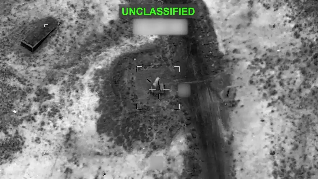 FOTOGRAFÍA. ESTRECHO DE ORMUZ (AGUAS INTERNACIONALES), 12 DE JULIO DE 2026. "Por primera vez", las fuerzas del Comando Central de Estados Unidos de América EEUU (CENTCOM) atacaron los "sistemas de defensa aérea militares iraníes, las estaciones de radar costeras, las capacidades de misiles y drones, y las pequeñas embarcaciones utilizando aviones de combate estadounidenses, buques de guerra, drones aéreos de ataque unidireccional y drones marítimos de ataque unidireccional". Captura vídeo CENTCOM/Lasvocesdelpueblo (Ñ Pueblo)