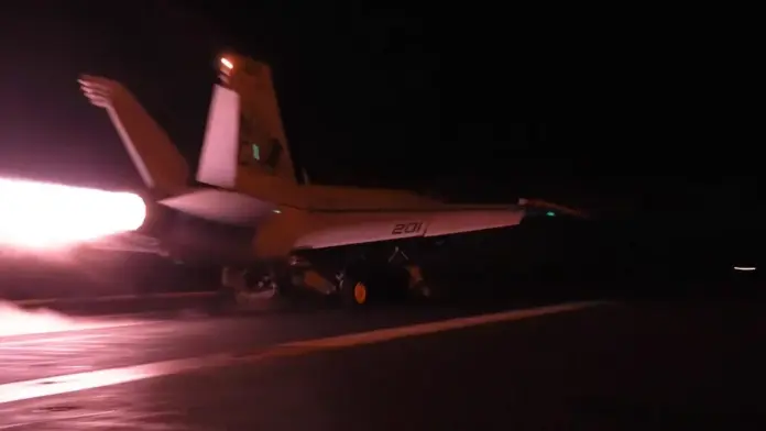 Nueva oleada de ataques ofensivos de EEUU contra Irán (5) FOTOGRAFÍA. ESTRECHO DE ORMUZ (AGUAS INTERNACIONALES), 12 DE JULIO DE 2026. "Por primera vez", las fuerzas del Comando Central de Estados Unidos de América EEUU (CENTCOM) atacaron los "sistemas de defensa aérea militares iraníes, las estaciones de radar costeras, las capacidades de misiles y drones, y las pequeñas embarcaciones utilizando aviones de combate estadounidenses, buques de guerra, drones aéreos de ataque unidireccional y drones marítimos de ataque unidireccional". Captura vídeo CENTCOM/Lasvocesdelpueblo (Ñ Pueblo)