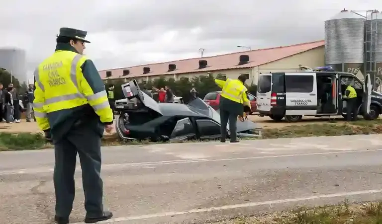 FOTOGRAFÍA. ESPAÑA, 22 DE MAYO DE 2026. Nueve accidentes mortales en carreteras españolas el fin de semana. Es primera hora de la mañana. Marga conduce después de hacer el turno de noche en el hospital; aún le esperan tres horas al volante. Demasiadas. Aguanta dos, hasta que el cansancio la vence. Se queda dormida en una carretera secundaria y el coche se sale de la calzada por la derecha a unos 60 km/h. Despierta en el momento en que las ruedas delanteras pisan fuera del asfalto. Instintivamente frena fuerte, sin mover el volante, y deja que el coche siga avanzando hasta detenerse sobre un campo de cultivo. Un accidente sin consecuencias graves, afortunadamente. Porque un volantazo, una curva, un terraplén o más velocidad lo habrían cambiado todo. Margarita Arroyo, sanitaria de profesión y portavoz de STOP Accidentes en el País Vasco, tuvo ese accidente hace ya unos años. No sufrió daños en esa ocasión. Pero la tragedia llegaría tiempo después. El coche en el que viajaba su hijo de doce años se salió –a solo 30 km/h– de una carretera mal señalizada y cayó a un canal. Fallecieron los seis ocupantes. DGT/lasvocesdelpueblo (Ñ Pueblo)