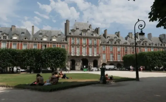 FOTOGRAFÍA. PARÍS (FRANCIA), 03 DE JULIO DE 2026. Ola de calor en Francia: al menos 2.025 muertes. En la imagen, varias personas en un parque de la capital francesa. Efe