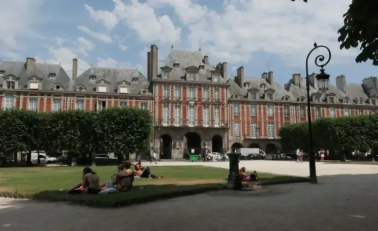 FOTOGRAFÍA. PARÍS (FRANCIA), 03 DE JULIO DE 2026. Ola de calor en Francia: al menos 2.025 muertes. En la imagen, varias personas en un parque de la capital francesa. Efe