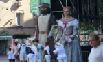 FOTOGRAFÍA. TERRASSA (BARCELONA) CATALUÑA (ESPAÑA), 05 DE JULIO DE 2026. Ola de calor y estabilidad en la Península y archipiélagos el lunes. VOX comparece en la Festa Major de Terrassa con mensaje contundente. Los concejales de VOX, Alicia Tomás Martínez, Daniel Pinto Bausela y Mireya Navarro Andreu, comparecido esta mañana en la Festa Major 2026 de Terrassa con un mensaje contundente, dirigido a los "cuatro energúmenos, que se escudan bajo la Cultura Popular", y pretenden excluir de la ciudad a "miles y miles" de vecinos votantes de la tercera fuerza política en el Ayuntamiento de la ciudad. "Os Tenemos Bailando", dice la pancarta desplegada por VOX. Entre las autoridades, el portavoz del Grupo Parlamentario de VOX en el Parlamento de Cataluña y presidente provincial en Barcelona, Joan garriga Doménech. Lasvocesdelpueblo (Ñ Pueblo)