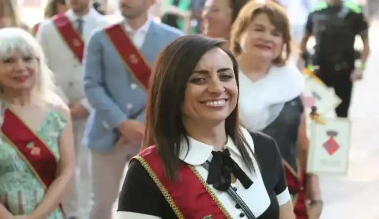 FOTOGRAFÍA. TERRASSA (BARCELONA) CATALUÑA (ESPAÑA), 05 DE JULIO DE 2026. VOX comparece en la Festa Major de Terrassa con mensaje contundente. Los concejales de VOX, Alicia Tomás Martínez, Daniel Pinto Bausela y Mireya Navarro Andreu, comparecido esta mañana en la Festa Major 2026 de Terrassa con un mensaje contundente, dirigido a los "cuatro energúmenos, que se escudan bajo la Cultura Popular", y pretenden excluir de la ciudad a "miles y miles" de vecinos votantes de la tercera fuerza política en el Ayuntamiento de la ciudad. "Os Tenemos Bailando", dice la pancarta desplegada por VOX. Entre las autoridades, el portavoz del Grupo Parlamentario de VOX en el Parlamento de Cataluña y presidente provincial en Barcelona, Joan garriga Doménech. Lasvocesdelpueblo (Ñ Pueblo)