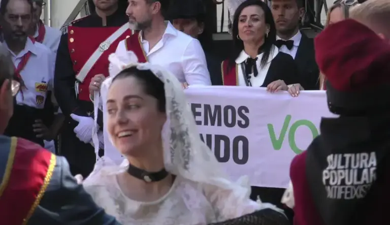 FOTOGRAFÍA. TERRASSA (BARCELONA) CATALUÑA (ESPAÑA), 05 DE JULIO DE 2026. VOX comparece en la Festa Major de Terrassa con mensaje contundente. Los concejales de VOX, Alicia Tomás Martínez, Daniel Pinto Bausela y Mireya Navarro Andreu, comparecido esta mañana en la Festa Major 2026 de Terrassa con un mensaje contundente, dirigido a los "cuatro energúmenos, que se escudan bajo la Cultura Popular", y pretenden excluir de la ciudad a "miles y miles" de vecinos votantes de la tercera fuerza política en el Ayuntamiento de la ciudad. "Os Tenemos Bailando", dice la pancarta desplegada por VOX. Entre las autoridades, el portavoz del Grupo Parlamentario de VOX en el Parlamento de Cataluña y presidente provincial en Barcelona, Joan garriga Doménech. Lasvocesdelpueblo (Ñ Pueblo)