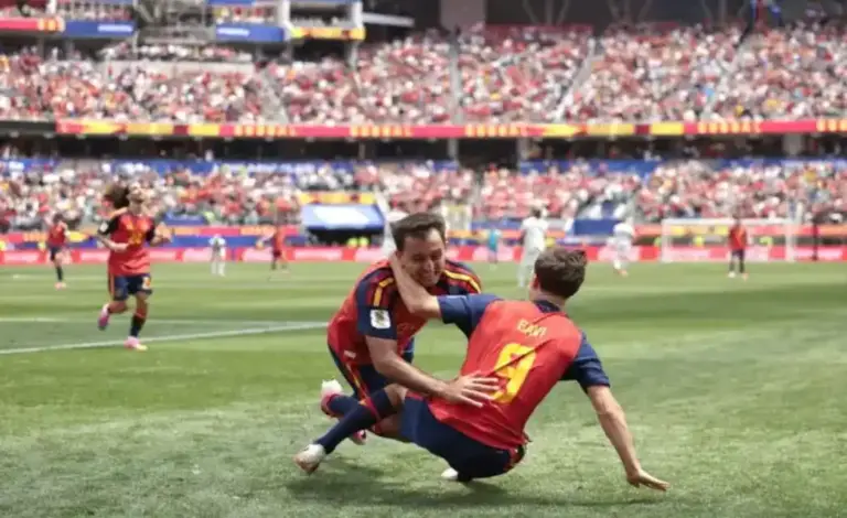 FOTOGRAFÍA. INGLEWOOD (ESTADO DE CALIFORNIA) ESTADOS UNIDOS DE AMÉRICA EEUU, 02 DE JULIO DE 2026. Oyarzabal: Me da igual, el que venga, iremos a por ello. Mikel Oyarzabal Ugarte (i) de España celebra un gol con su compañero Gavi este jueves, en un partido por los dieciseisavos de final del Mundial de la FIFA 2026 entre España y Austria en el estadio SoFi en Los Ángeles (Estados Unidos). Efe