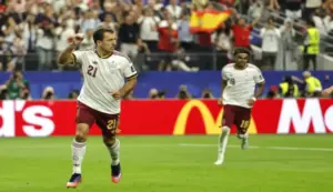 FOTOGRAFÍA. ARLINGTON (ESTADO DE TEXAS) ESTADOS UNIDOS DE AMÉRICA, EEUU, 14 DE JULIO DE 2026. Oyarzabal: Ya sólo queda uno. Mikel Oyarzabal Ugarte (L) celebra el 0-1 en el at AT&T stadium de Arlington (Estado de Texas) Estados Unidos de América, EEUU. Efe