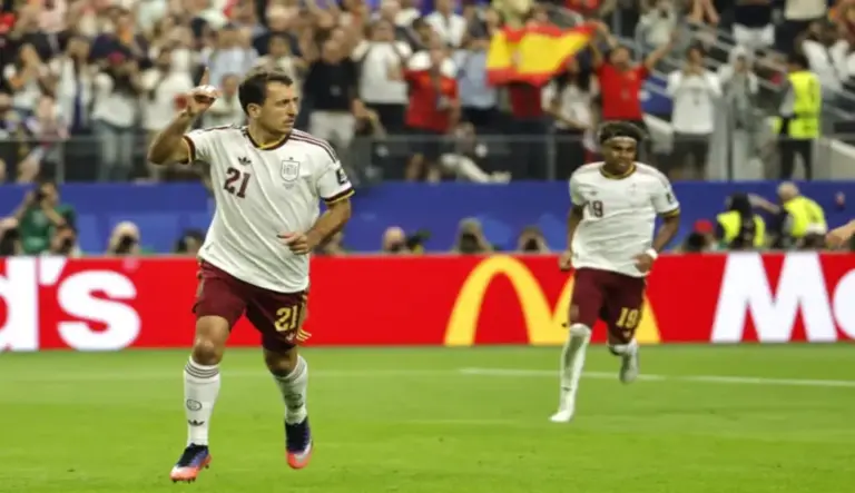 FOTOGRAFÍA. ARLINGTON (ESTADO DE TEXAS) ESTADOS UNIDOS DE AMÉRICA, EEUU, 14 DE JULIO DE 2026. Oyarzabal: Ya sólo queda uno. Mikel Oyarzabal Ugarte (L) celebra el 0-1 en el at AT&T stadium de Arlington (Estado de Texas) Estados Unidos de América, EEUU. Efe