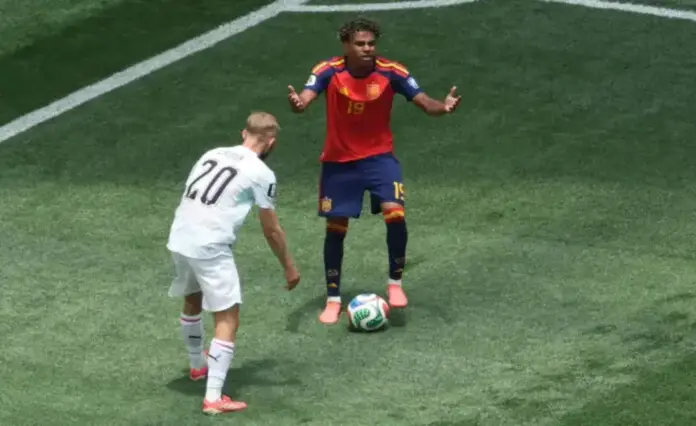 Partido incontestable de la selección española FOTOGRAFÍA. INGLEWOOD (ESTADO DE CALIFORNIA) ESTADOS UNIDOS DE AMÉRICA EEUU, 02 DE JULIO DE 2026. Partido incontestable de la selección española. Lamine Yamal (c) de España disputa el balón con Konrad Laimer de Austria este jueves, en un partido por los dieciseisavos de final del Mundial de la FIFA 2026 entre España y Austria en el estadio SoFi en Los Ángeles (Estados Unidos). Efe