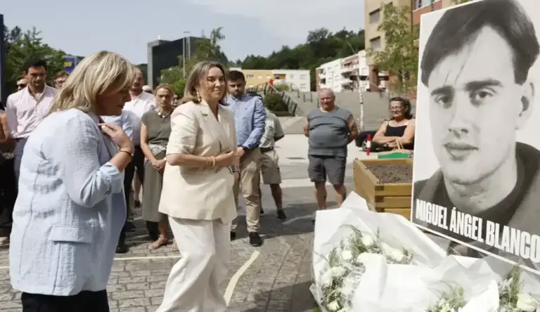 FOTOGRAFÍA. ERMUA (VIZCAYA) LAS VASCONGADAS) ESPAÑA, 12 DE JULIO DE 2026. Pedro Sánchez Pérez-Castejón con herederos de quienes mataron a mi hermano. La senadora del Partido Popular (PP), María del Mar Blanco Garrido (Marimar Blanco) (2i), hermana de la víctima; junto a la vicesecretaria de Regeneración Institucional del partido, Concepción Gamarra Ruiz-Clavijo (Cuca Gamarra) (d); durante el acto que el PP celebra en Ermua, Vizcaya, Comunidad Autónoma de Las Vascongadas, en recuerdo del edil Miguel Ángel Blanco Garrido, asesinado por el grupo terrorista separatista vascongado Euskadi Ta Askatasuna (ETA), hace 29 años. Efe
