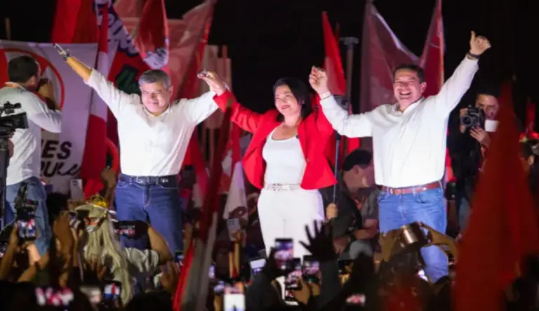 FOTOGRAFÍA. LIMA (PERÚ), FECHA RELACIONADA CON EL CONTENIDO, 27 DE JULIO DE 2026. La presidente electa de Perú, Keiko Sofía Fujimori Higuchi (Keiko Fujimori) (c); anunció este lunes que el primer vicepresidente, Luis Fernando Galarreta Velarde (Luis Galarreta) (i); asumirá la Presidencia del Consejo de Ministros (PCM) de su Gobierno, que entrará en funciones desde este martes en el país andino. Efe