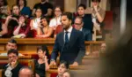 FOTOGRAFÍA. BARCELONA (CATALUÑA) ESPAÑA, 08 DE JULIO DE 2026. VOX a Illa: Declare la guerra a todas las bandas criminales y deporte a extranjeros que cometan delitos. El secretario general de VOX y presidente del Grupo Parlamentario de VOX en el Parlamento de Cataluña, Ignacio Garriga Vaz de Conceiçao, durante la sesión de control al Govern de la Generalitat de Catalunya. Lasvocesdelpueblo (Ñ Pueblo)
