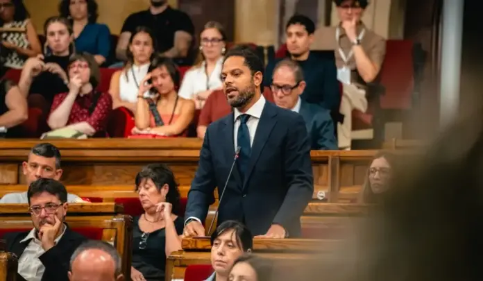 Garriga, VOX FOTOGRAFÍA. BARCELONA (CATALUÑA) ESPAÑA, 08 DE JULIO DE 2026. VOX a Illa: Declare la guerra a todas las bandas criminales y deporte a extranjeros que cometan delitos. El secretario general de VOX y presidente del Grupo Parlamentario de VOX en el Parlamento de Cataluña, Ignacio Garriga Vaz de Conceiçao, durante la sesión de control al Govern de la Generalitat de Catalunya. Lasvocesdelpueblo (Ñ Pueblo)