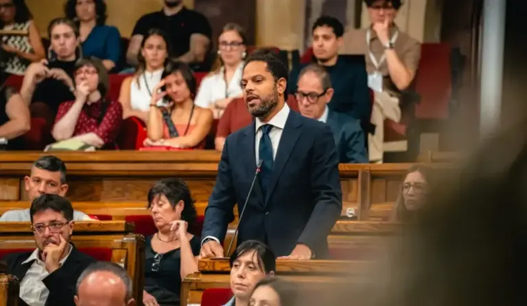 FOTOGRAFÍA. BARCELONA (CATALUÑA) ESPAÑA, 08 DE JULIO DE 2026. VOX a Illa: Declare la guerra a todas las bandas criminales y deporte a extranjeros que cometan delitos. El secretario general de VOX y presidente del Grupo Parlamentario de VOX en el Parlamento de Cataluña, Ignacio Garriga Vaz de Conceiçao, durante la sesión de control al Govern de la Generalitat de Catalunya. Lasvocesdelpueblo (Ñ Pueblo)