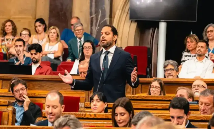 Plantilla-foto-web (2) FOTOGRAFÍA. BARCELONA (CATALUÑA) ESPAÑA, 01 DE JULIO DE 2026. Modelo Extremadura: Los que menos cobran son los que menos pagan de IRPF. El secretario general de VOX y presidente del Grupo Parlamentario de VOX en el Parlamento de Cataluña, Ignacio Garriga Vaz de Conceiçao, durante la sesión de control al Govern de la Generalitat de Catalunya. Lasvocesdelpueblo (Ñ Pueblo)