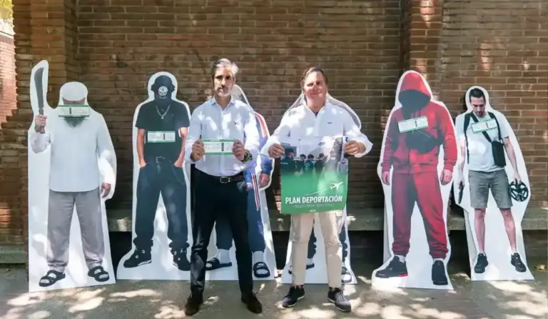 FOTOGRAFÍA. BARCELONA (CATALUÑA) ESPAÑA, 06 DE JULIO DE 2026. El portavoz de VOX en el Parlamento de Cataluña y presidente de VOX Barcelona, Joan Garriga Doménech; y el presidente del Grupo Municipal de VOX en el Ayuntamiento de Barcelona, Gonzalo de Oro-Pulido Plaza; han presentado la campaña "Sobran delincuentes" en el parque de La Pegaso de Barcelona. Lasvocesdelpueblo (Ñ Pueblo)