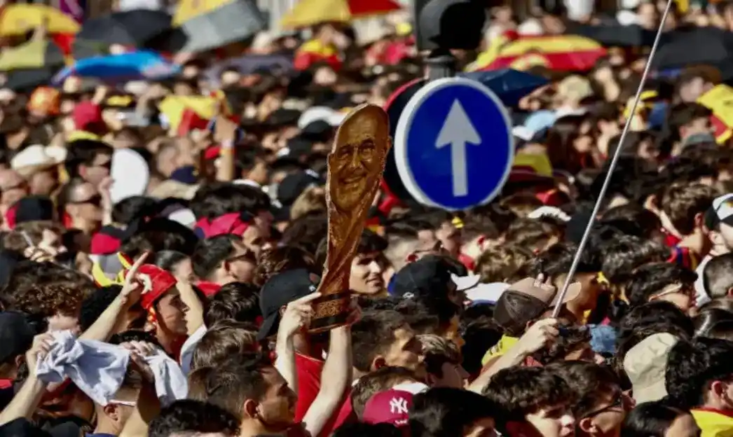 FOTOGRAFÍA. MADRID (ESPAÑA), 20 DE JULIO DE 2026. Plaza de Cibeles de Madrid recibe a campeones del Mundial 2026. Cientos de aficionados españoles abarrotan la plaza de Cibeles mientras aguardan la llegada de la selección española tras proclamarse ayer campeones del mundo al derrotar en la final a Argentina. Efe