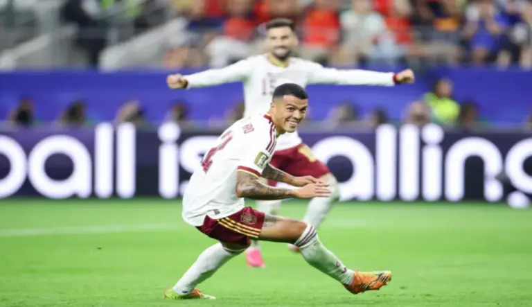 FOTOGRAFÍA. ARLINGTON (ESTADO DE TEXAS) ESTADOS UNIDOS DE AMÉRICA, EEUU, 14 DE JULIO DE 2026. Porro: Nos vemos en la final. Pedro Antonio Porro Sauceda (Pedro Porro), de España celebra un gol este martes, en el partido de semifinales del Mundial de la FIFA 2026 entre Francia y España en el estadio AT&T en Arlington (Estado de Texas) Estados Unidos de América, EEUU. Efe