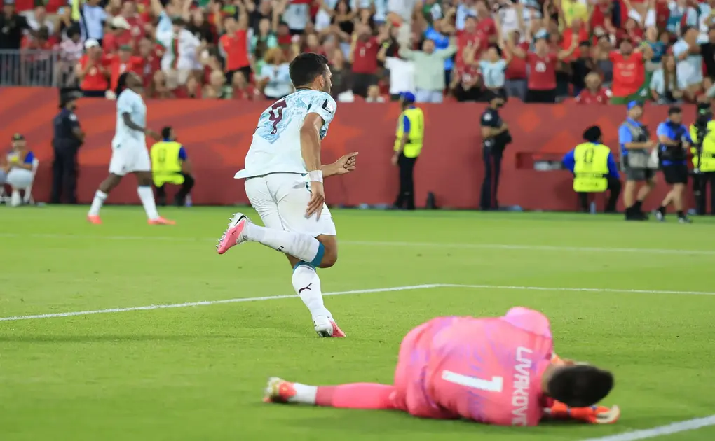 FOTOGRAFÍA. TORONTO (CANADÁ), 02 DE JULIO DE 2026. Portugal-Croacia, frontera sentimental de Ronaldo y Modric 2-1. Rafael Leão, de Portugal, en acción contra Josip Stanišić (i), de Croacia, durante el partido de dieciseisavos de final del Mundial 2026 entre Portugal y Croacia en Toronto (Canadá). Efe