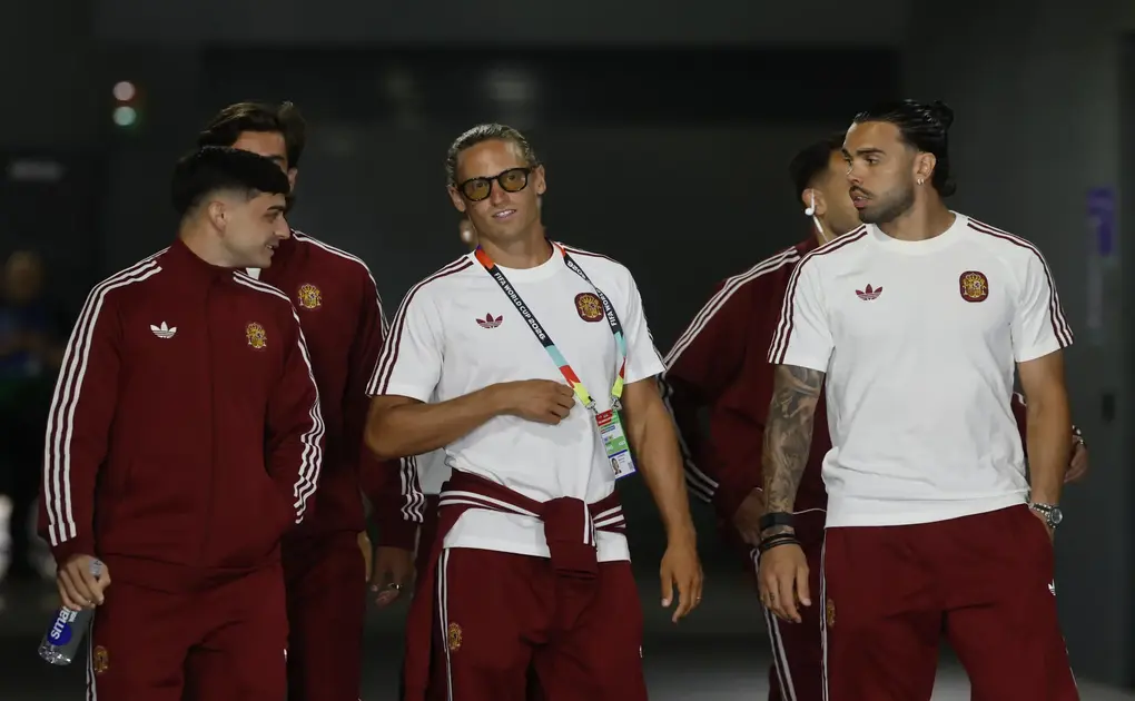 FOTOGRAFÍA. DALLAS (ESTADO DE TEXAS) ESTADOS UNIDOS DE AMÉRICA EEUU, 06 DE JULIO DE 2026. Portugal-España: Pedro Porro en el lateral derecho en lugar de Marcos Llorente. (i-d) Los jugadores españoles Pedri, Marcos Llorente y David Raya a su llegada al AT&T Stadium de Texas momentos antes del encuentro ante Portugal correspondiente a los octavos de final del Mundial 2026, este lunes en Dallas. Efe