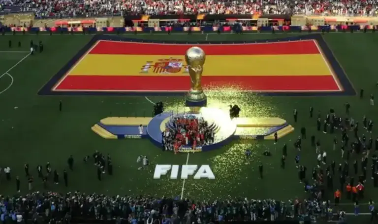 FOTOGRAFÍA. EAST RUTHERFORD (ESTADO DE NUEVA JERSEY) ESTADOS UNIDOS DE AMÉRICA, EEUU, 19 DE JULIO DE 2026. Preparativos para Copa del Mundo 2030 en España, Portugal y Marruecos. España afianza el dominio europeo de la competición más grande del planeta. El seleccionador de España Luis de la Fuente celebra con el trofeo del Mundial de la FIFA 2026 este domingo, tras vencer a Argentina en la final en el estadio MetLife en East Rutherford (Nueva Jersey) EEUU. Efe