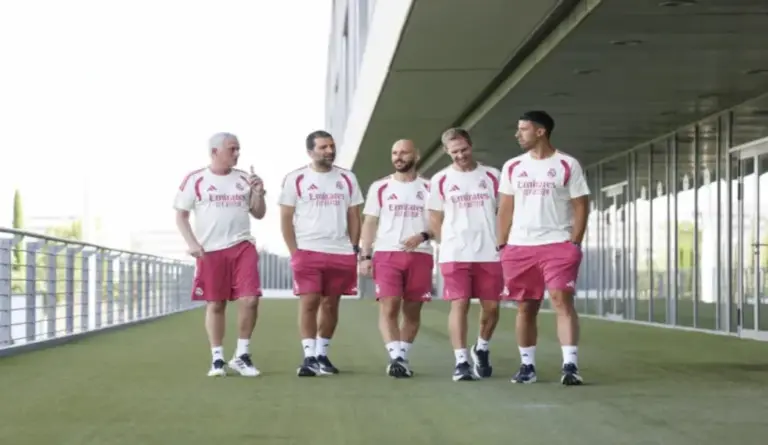 FOTOGRAFÍA. DISTRITO DE VALDEBEBAS (MADRID) COMUNIDAD DE MADRID (ESPAÑA), 10 DE JULIO DE 2026. Real Madrid-Fiorentina, amistoso de pretemporada en Klagenfurt (Austria). El Real Madrid inició este viernes la segunda etapa de José Mourinho (i) en el Real Madrid, con la presencia del técnico portugués en Valdebebas junto a su cuerpo técnico, para iniciar la preparación de la pretemporada del conjunto blanco, bajo mínimos por la ausencia de los jugadores que disputan el Mundial de Estados Unidos, México y Canadá. Real Madrid/Efe