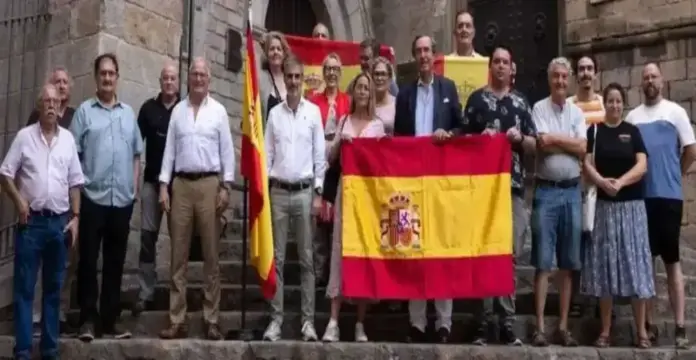 Reunidos en lectura pública nos adherimos a la Declaración de Cádiz en Barcelona (1) FOTOGRAFÍA. BARCELONA (CATALUÑA) ESPAÑA, 25 DE JULIO DE 2026. En Barcelona reunidos en lectura pública, nos adherimos a la Declaración de Cádiz que desde enero recorre toda España y desde Barcelona el día de Santiago, en la Plaza del Rey, donde los Reyes Católicos recibieron a Colón, nos comprometemos a que esta Declaración de Cádiz asumida por todos los aquí presentes, en lectura pública, podamos difundirla por todos los rincones de España para recuperar la dignidad de todos los españoles, que pedimos unidos la dimisión del presidente del Gobierno y convocatoria de elecciones libres y seguras. Lasvocesdelpueblo (Ñ Pueblo)