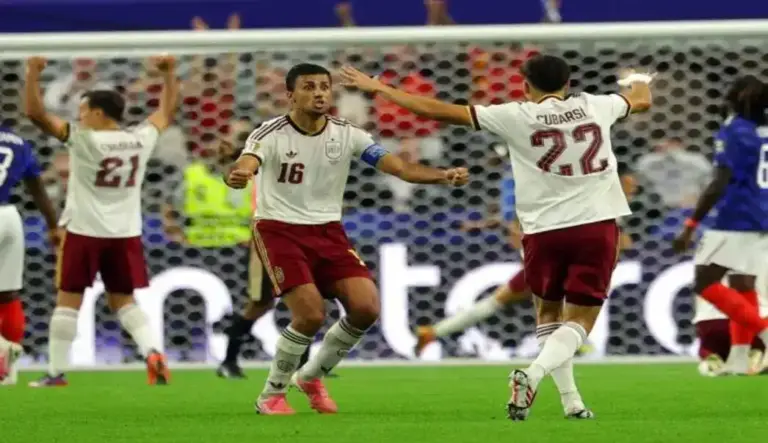 FOTOGRAFÍA. ARLINGTON (ESTADO DE TEXAS) ESTADOS UNIDOS DE AMÉRICA, EEUU, 14 DE JULIO DE 2026. Rodri fue brújula, Olmo el dinamismo y la defensa mermó el todopoderoso. Rodrigo Hernández Cascante (Rodri) celebra un gol este martes, en el partido de semifinales del Mundial de la FIFA 2026 entre Francia y España en el estadio AT&T en Arlington (Estado de Texas) Estados Unidos de América EEUU. Efe