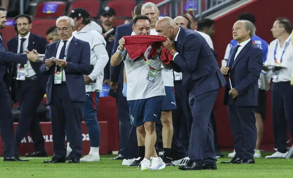 FOTOGRAFÍA. TORONTO (CANADÁ), 02 DE JULIO DE 2026. Portugal será el rival de España en octavos del Mundial. El español Roberto Martínez Montoliu, seleccionador de Portugal, besa la camiseta del fallecido Diogo Jota, al final del partido ante Croacia en Toronto. Efe