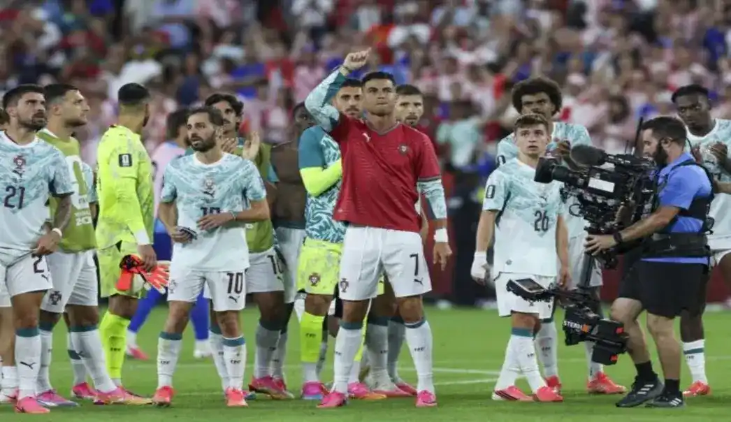 FOTOGRAFÍA. TORONTO (CANADÁ), 02 DE JULIO DE 2026. Portugal será el rival de España en octavos del Mundial. Cristiano Ronaldo, de Portugal, usa la camiseta del fallecido Diogo Jota y celebra con sus compañeros el triunfo ante Croacia en Toronto. Efe