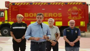 FOTOGRAFÍA. CENICIENTOS (COMUNIDAD DE MADRID) ESPAÑA, 25 DE JULIO DE 2026. Sánchez: La evolución del incendio sigue siendo incierta. El presidente del Gobierno de España y secretario general del Partido Socialista (PSOE), Pedro Sánchez Pérez-Castejón (2i), acompañado por el teniente general de la Unidad Militar de Emergencias (UME), Francisco Javier Marcos (i); el ministro del Interior, Fernando Grande-Marlaska (2d), y el delegado del Gobierno en Madrid, Francisco Martín (d), comparece desde el Puesto de Mando Avanzado (PMA) ubicado en la localidad madrileña de Cenicientos, este sábado. Efe