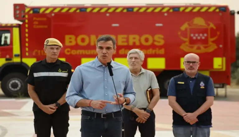 FOTOGRAFÍA. CENICIENTOS (COMUNIDAD DE MADRID) ESPAÑA, 25 DE JULIO DE 2026. Sánchez: La evolución del incendio sigue siendo incierta. El presidente del Gobierno de España y secretario general del Partido Socialista (PSOE), Pedro Sánchez Pérez-Castejón (2i), acompañado por el teniente general de la Unidad Militar de Emergencias (UME), Francisco Javier Marcos (i); el ministro del Interior, Fernando Grande-Marlaska (2d), y el delegado del Gobierno en Madrid, Francisco Martín (d), comparece desde el Puesto de Mando Avanzado (PMA) ubicado en la localidad madrileña de Cenicientos, este sábado. Efe
