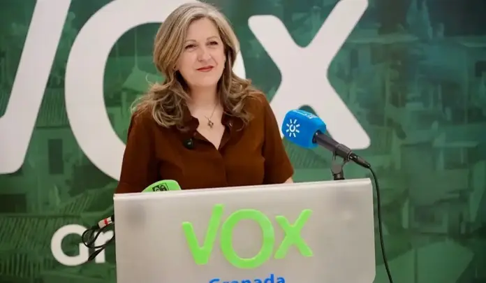Sánchez anuncia prohibición de burka y niqab en Andalucía, Beatriz Sánchez Agustín, VOX, Granada FOTOGRAFÍA. GRANADA (ANDALUCÍA) ESPAÑA, 09 DE JULIO DE 2026. Sánchez anuncia prohibición de burka y niqab en Andalucía. Beatriz Sánchez Agustino, diputada de VOX por Granada en el Parlamento de Andalucía, ha defendido hoy el acuerdo de gobierno firmado con el Partido Popular (PP) para un Gobierno de coalición en la Junta de Andalucía para los próximos 4 años. Lasvocesdlepueblo (Ñ Pueblo)