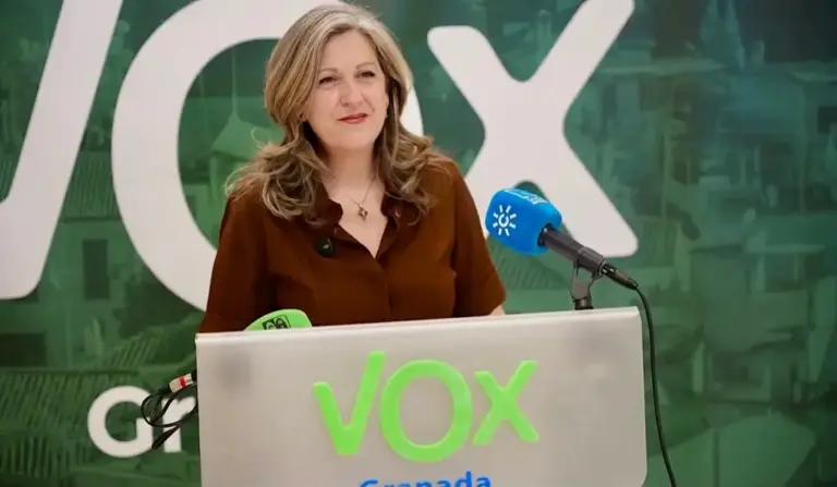 FOTOGRAFÍA. GRANADA (ANDALUCÍA) ESPAÑA, 09 DE JULIO DE 2026. Sánchez anuncia prohibición de burka y niqab en Andalucía. Beatriz Sánchez Agustino, diputada de VOX por Granada en el Parlamento de Andalucía, ha defendido hoy el acuerdo de gobierno firmado con el Partido Popular (PP) para un Gobierno de coalición en la Junta de Andalucía para los próximos 4 años. Lasvocesdlepueblo (Ñ Pueblo)