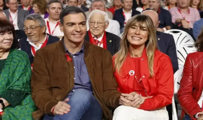 FOTOGRAFÍA. ESPAÑA, 01 DE DICIEMBRE DE 2024. Sánchez ve incomprensible la prohibición a su mujer de viajar a Turquía. El presidente del Gobierno de España y secretario general del Partido Socialista (PSOE), Pedro Sánchez Pérez-Castejón (c) y su mujer, María Begoña Gómez Fernández (Begoña Gómez) (d). Efe