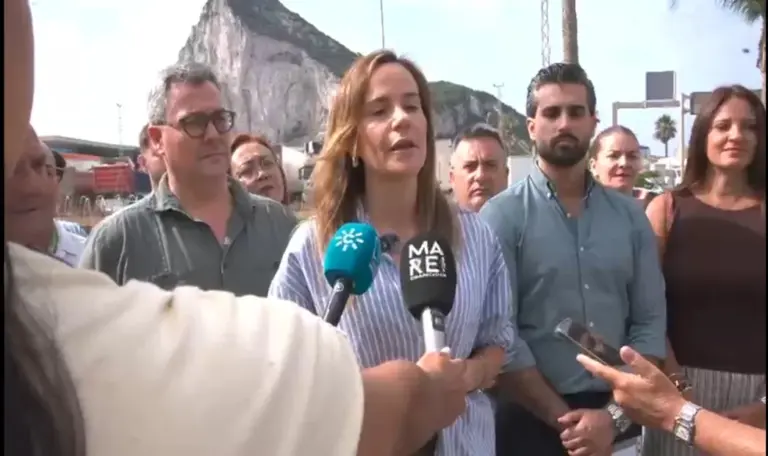FOTOGRAFÍA. LA LÍNEA DE CONCEPCIÓN (CÁDIZ) ANDALUCÍA (ESPAÑA), 15 DE JULIO DE 2026. Gibraltar - Verja: VOX califica de infame el acuerdo que elimina la Verja de Gibraltar. La portavoz nacional de Agenda España de VOX, Isabel Pérez Moñino-Aranda, ha visitado hoy La Línea de la Concepción, municipio español de la provincia de Cádiz, Comunidad Autónoma de Andalucía, con motivo de la eliminación de la Verja de Gibraltar tras al acuerdo alcanzado entre la Unión Europea y el Reino Unido. Lasvocesdelpueblo (Ñ Pueblo)
