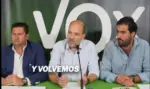 FOTOGRAFÍA. SEVILLA (ANDALUCÍA) ESPAÑA, 24 DE JULIO DE 2026. VOX llevará a los Tribunales el visto bueno del Ayuntamiento de Sevilla a la Mezquita y se plantea reconsiderar su apoyo al Gobierno del PP. Los concejales de VOX en el Ayuntamiento de Sevilla: Gonzalo García de Polavieja y Javier Navarro, registrados hoy durante una rueda de prensa decisiva para el futuro de un Gobierno municipal del Partido Popular (PP) que ha dado hoy luz verde a la islamización de Sevilla. Los de Santiago Abascal Conde anuncian batalla judicial y no descartan abandonar el acuerdo VOX-PP en la capital de Andalucía si los de Alberto Núñez Feijóo no rectifican. Lasvocesdelpueblo (Ñ Pueblo)