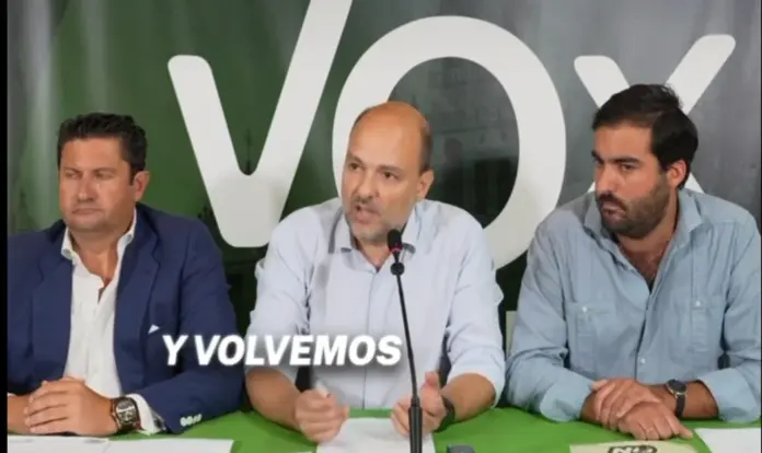 FOTOGRAFÍA. SEVILLA (ANDALUCÍA) ESPAÑA, 24 DE JULIO DE 2026. VOX llevará a los Tribunales el visto bueno del Ayuntamiento de Sevilla a la Mezquita y se plantea reconsiderar su apoyo al Gobierno del PP. Los concejales de VOX en el Ayuntamiento de Sevilla: Gonzalo García de Polavieja y Javier Navarro, registrados hoy durante una rueda de prensa decisiva para el futuro de un Gobierno municipal del Partido Popular (PP) que ha dado hoy luz verde a la islamización de Sevilla. Los de Santiago Abascal Conde anuncian batalla judicial y no descartan abandonar el acuerdo VOX-PP en la capital de Andalucía si los de Alberto Núñez Feijóo no rectifican. Lasvocesdelpueblo (Ñ Pueblo)