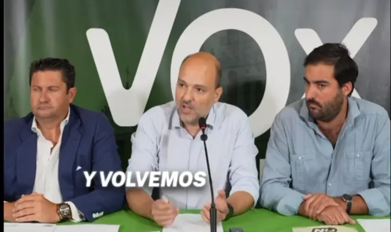 FOTOGRAFÍA. SEVILLA (ANDALUCÍA) ESPAÑA, 24 DE JULIO DE 2026. VOX llevará a los Tribunales el visto bueno del Ayuntamiento de Sevilla a la Mezquita y se plantea reconsiderar su apoyo al Gobierno del PP. Los concejales de VOX en el Ayuntamiento de Sevilla: Gonzalo García de Polavieja y Javier Navarro, registrados hoy durante una rueda de prensa decisiva para el futuro de un Gobierno municipal del Partido Popular (PP) que ha dado hoy luz verde a la islamización de Sevilla. Los de Santiago Abascal Conde anuncian batalla judicial y no descartan abandonar el acuerdo VOX-PP en la capital de Andalucía si los de Alberto Núñez Feijóo no rectifican. Lasvocesdelpueblo (Ñ Pueblo)