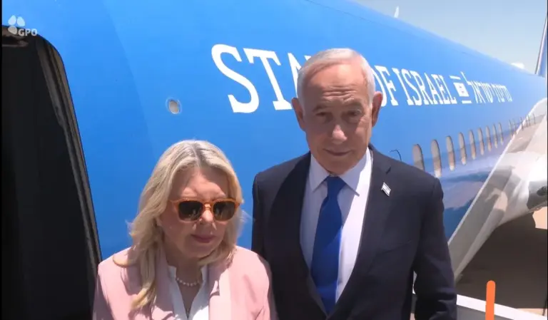 FOTOGRAFÍA. LUGAR Y FECHA RELACIONADOS CON EL CONTENIDO: JERUSALÉN (ISRAEL): 27 DE JULIO DE 2026. Netanyahu: Estoy en camino a Washington para una reunión con nuestro amigo Trump. El mandatario de la Tierra Santa, Benjamín Netanyahu, junto a su mujer Sara Ben-Artzi (Sara Netanyahu o Sara Ben-Artzi Netanyahu), momentos antes de volar rumbo Estados Unidos de América, EEUU, este lunes en un vuelo presidencial. Lasvocesdelpueblo (Ñ Pueblo)