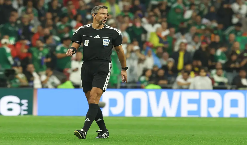 FOTOGRAFÍA. CIUDAD DE MÉXICO (MÉXICO), 30 DE JUNIO DE 2026. Slavko Vinčić dirigirá la final del mundial 2026 entre España y Argentina. El árbitro esloveno Slavko Vincic dirigirá la final entre España y Argentina. En la foto, durante el juego entre México y Ecuador, en el estadio Azteca. Efe