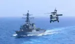 FOTOGRAFÍA. MAR ARÁBIGO (AGUAS INTERNACIONALES), 18 DE JULIO DE 2026. Soldados de EEUU muertos y desaparecidos en Jordania bajo misiles iraníes. El USS Donald Cook (DDG 75) transita por el mar Arábigo mientras un MH-60S Sea Hawk vuela cerca. Las fuerzas estadounidenses continúan haciendo cumplir estrictamente el bloqueo naval en curso contra Irán. A fecha de 18 de julio, el Comando Central de Estados Unidos (CENTCOM) ha redirigido 5 buques comerciales y ha desactivado 1. CENTCOM/Lasvocesdelpueblo (Ñ Pueblo)