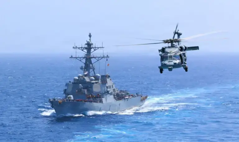 FOTOGRAFÍA. MAR ARÁBIGO (AGUAS INTERNACIONALES), 18 DE JULIO DE 2026. Soldados de EEUU muertos y desaparecidos en Jordania bajo misiles iraníes. El USS Donald Cook (DDG 75) transita por el mar Arábigo mientras un MH-60S Sea Hawk vuela cerca. Las fuerzas estadounidenses continúan haciendo cumplir estrictamente el bloqueo naval en curso contra Irán. A fecha de 18 de julio, el Comando Central de Estados Unidos (CENTCOM) ha redirigido 5 buques comerciales y ha desactivado 1. CENTCOM/Lasvocesdelpueblo (Ñ Pueblo)