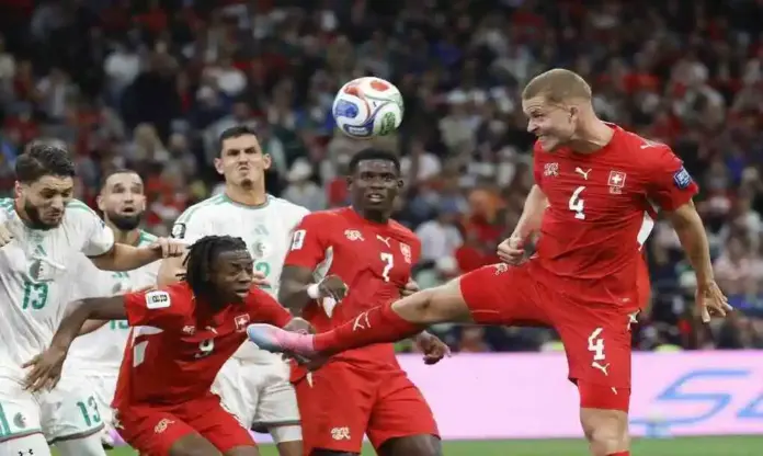 Suiza se clasifica a los octavos de final de la copa dle Munda 2026 sin dificultades frente a Argelia 2-0 (2) FOTOGRAFÍA. VANCOUVER (CANADÁ), 02 DE JULIO DE 2026. Suiza se clasifica sin dificultades frente a Argelia 2-0. El suizo Nico Elvedi (der.) remata de cabeza tras un córner, ante el argelino Jaouen Hadjam (izq.) y sus compañeros Johan Manzambi y Breel Embolo. , durante el partido ante Argelia del Mundial 2026. Efe
