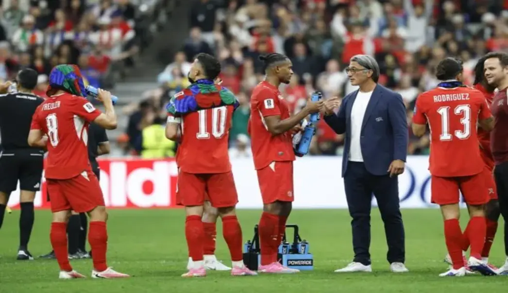 FOTOGRAFÍA. VANCOUVER (CANADÁ), 02 DE JULIO DE 2026. Suiza se clasifica sin dificultades frente a Argelia 2-0. De izquierda a derecha, los suizos Remo Freuler, Granit Xhaka, Manuel Akanji, el seleccionador Murat Yakin y Ricardo Rodríguez durante un descanso por hidratación en el partido ante Argelia del Mundial 2026. Efe