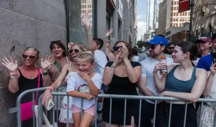 Taylor Alison Swift y Travis Micheal Kelce ya son marido y mujer (1) FOTOGRAFÍA. NUEVA YORK (ESTADOS UNIDOS DE AMÉRICA, EEUU, 03 DE JULIO DE 2026. Taylor Alison Swift y Travis Micheal Kelce ya son marido y mujer. Los fans de Taylor Alison Swift (Taylor Swift) celebran frente al Madison Square Garden antes de la boda de Taylor Swift y Travis Micheal Kelce (Travis Kelce) en Nueva York, Nueva York, Estados Unidos de América, EEUU. Efe