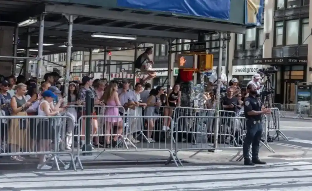 FOTOGRAFÍA. NUEVA YORK (ESTADOS UNIDOS DE AMÉRICA, EEUU, 03 DE JULIO DE 2026. Taylor Alison Swift y Travis Micheal Kelce ya son marido y mujer. Curiosos y representantes de los medios de comunicación intentan ver a los invitados famosos a las afueras del Madison Square Garden antes de la celebración de la boda de Taylor Alison Swift (Taylor Swift) y Travis Micheal Kelce (Travis Kelce) en Nueva York, Estados Unidos de América, EEUU. Efe