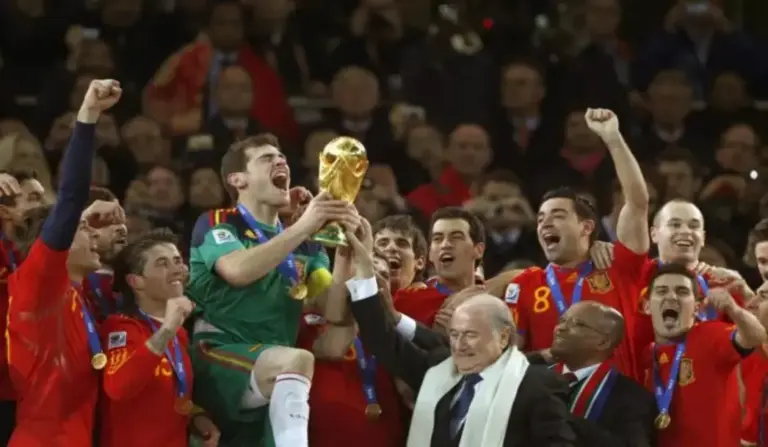 FOTOGRAFÍA. JOHANNESBURGO (SUDÁFRICA), 11 DE JULIO DE 2010. Título mundial de España con un triunfo agónico ante Holanda. El capitán de la selección española de fútbol, Iker Casillas Fernández (de verde), recibe la copa del Mundial de Sudáfrica que la selección española consiguió tras vencer en la final a la selección de Holanda por 1-0 en el Estadio Soccer City de Johannesburgo, Sudáfrica este domingo 11 de julio de 2010. Efe