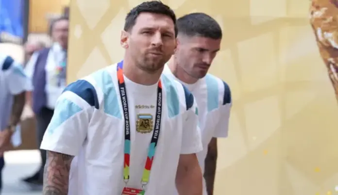 Tres novedades en el once de Argentina para la final contra España, Lionel Andrés Messi Cuccittini (Leo Messi), España-Argentina final del mundial 2026 FOTOGRAFÍA. EAST RUTHERFORD (ESTADO DE NUEVA JERSEY) ESTADOS UNIDOS DE AMÉRICA, EEUU, 19 DE JULIO DE 2026. Tres novedades en el once de Argentina para la final contra España. El jugador de la selección argentina Lionel Andrés Messi Cuccittini (Leo Messi), a su llegada este domingo al estadio MetLife Stadium de Nueva Jersey para disputar frente a la selección de Argentina la final del Mundial 2026. Efe